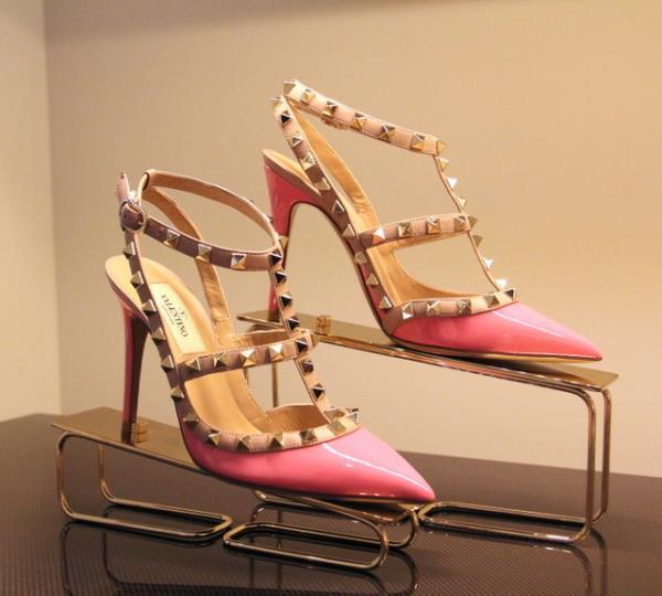 ヴァレンティノ「ロックスタッズ」が超カラフルに！新宿伊勢丹で15SS先行発売