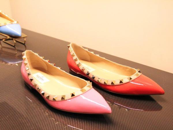 ヴァレンティノ「ロックスタッズ」が超カラフルに！新宿伊勢丹で15SS先行発売