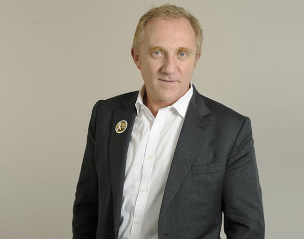 ケリング、ステラ・マッカートニーデザインのバッジ配布中。女性への暴力撲滅へ