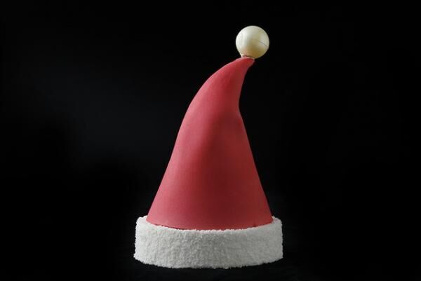 サンタの赤い帽子のチーズケーキ「ボネ・ド・ペール・ノエル」（8,000円）