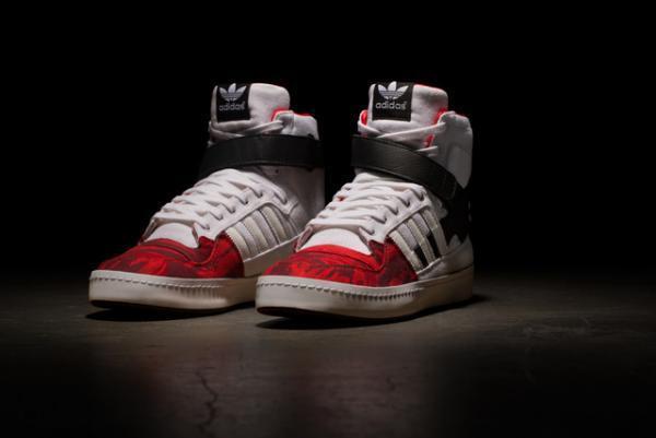 アディダス×BLVCK SCVLE、迷彩コラボアイテム登場