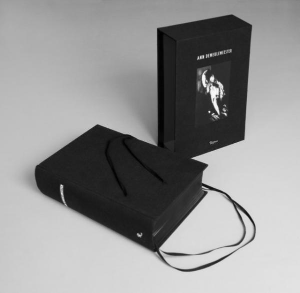 アン・ドゥムルメステール初の著書。全2,000ページの特大ハードカバー、多彩な写真で歴史を辿る