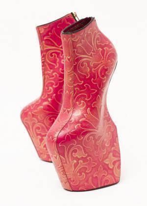 渋谷で舘鼻則孝の個展。代表作ヒールレスシューズや新作も