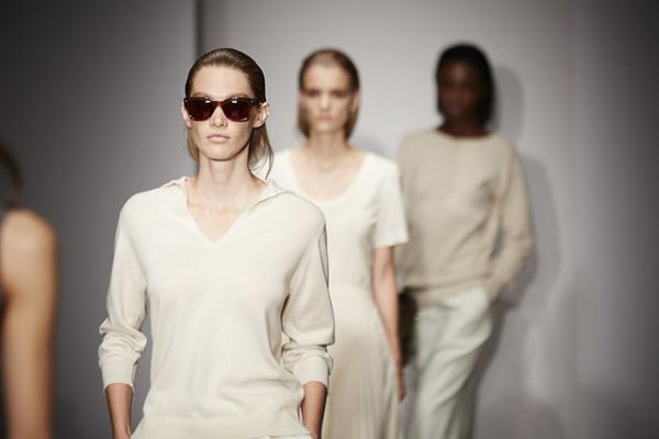 フォーマルから出発する優しいマニッシュ、コントラストとバランス【ロンドンコレクション：ウィメンズ3日目】