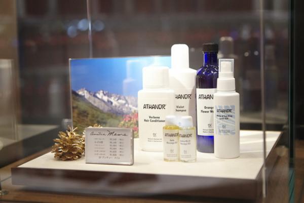 帝国ホテルは“スイスのクリスマス”。アルミボトルのツリー迎える