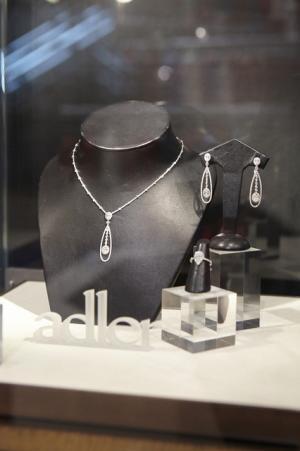 帝国ホテルは“スイスのクリスマス”。アルミボトルのツリー迎える