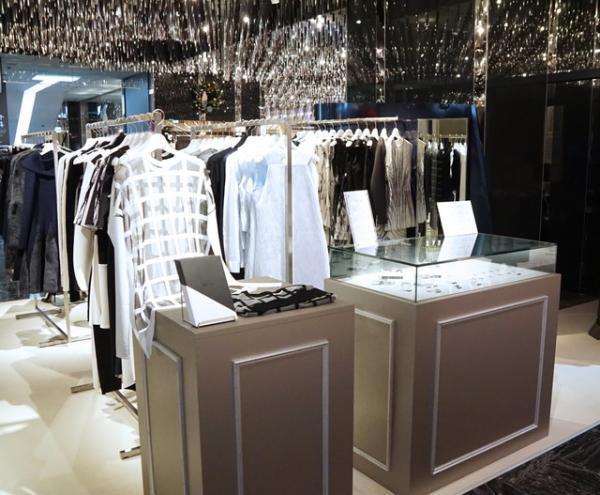 3階に上がると、そこは雪国だった…アディアム、伊勢丹で川端康成コレクション展開。フロアの底が白くなった