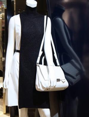 3階に上がると、そこは雪国だった…アディアム、伊勢丹で川端康成コレクション展開。フロアの底が白くなった