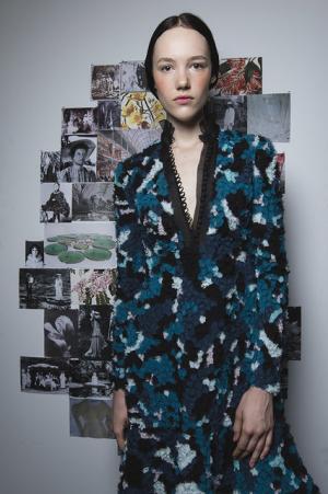 イングリッシュガーデンと熱帯の温室、鮮やかな色のコントラスト【ロンドンコレクション：ウィメンズ4日目】