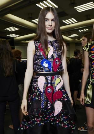 イングリッシュガーデンと熱帯の温室、鮮やかな色のコントラスト【ロンドンコレクション：ウィメンズ4日目】