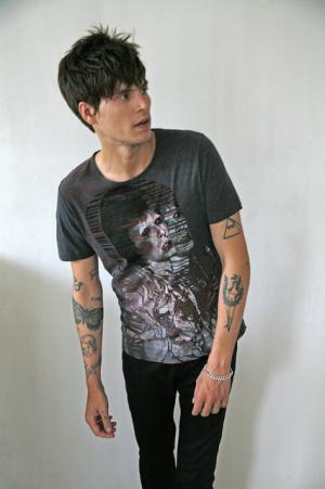 プリティーグリーン×ミック・ロック、デヴィッド・ボウイのプリントTシャツ発売