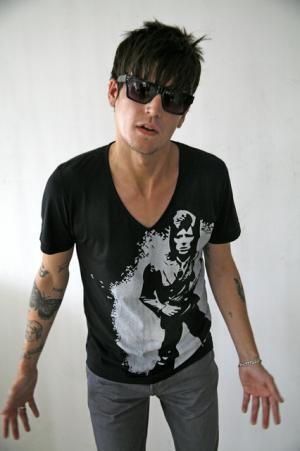 プリティーグリーン×ミック・ロック、デヴィッド・ボウイのプリントTシャツ発売