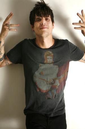 プリティーグリーン×ミック・ロック、デヴィッド・ボウイのプリントTシャツ発売