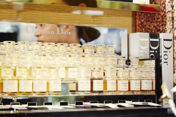 新たな香りの世界へ扉を開く。ディオールのコスメブティックでカウンセリング体験1/2