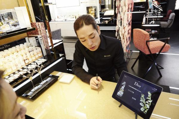 新たな香りの世界へ扉を開く。ディオールのコスメブティックでカウンセリング体験1/2
