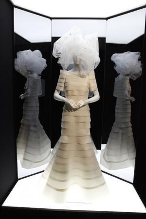 ジュンアシダ展が国立新美術館でスタート。ラクロワとのコラボレーションも