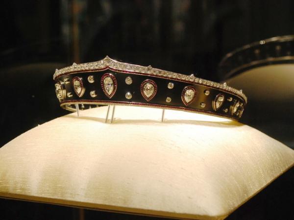 カルティエ貴重なアーカイブ32点と共に新宿伊勢丹で新作ジュエリー披露