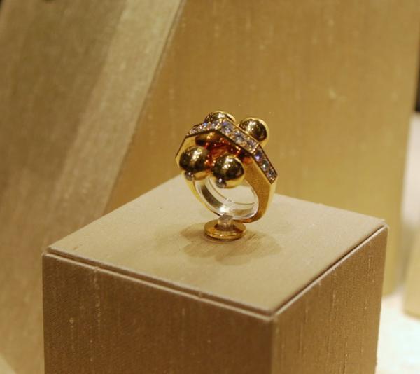 カルティエ貴重なアーカイブ32点と共に新宿伊勢丹で新作ジュエリー披露