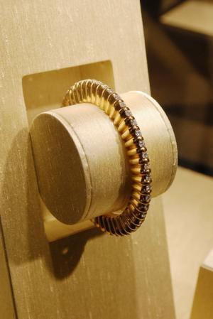 カルティエ貴重なアーカイブ32点と共に新宿伊勢丹で新作ジュエリー披露