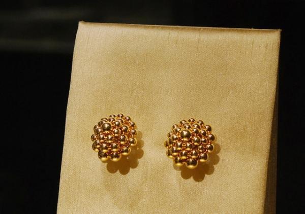 カルティエ貴重なアーカイブ32点と共に新宿伊勢丹で新作ジュエリー披露