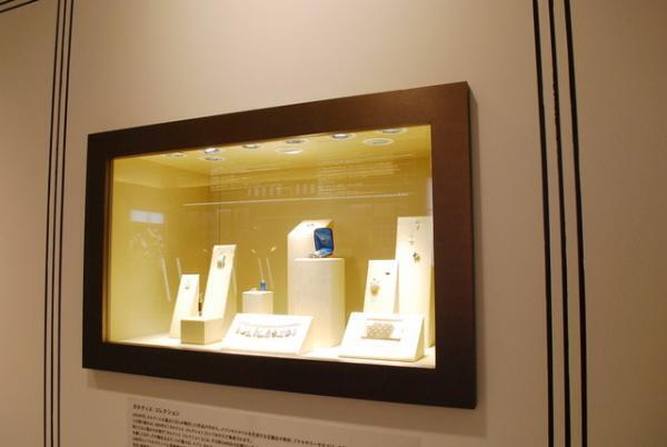 カルティエ貴重なアーカイブ32点と共に新宿伊勢丹で新作ジュエリー披露