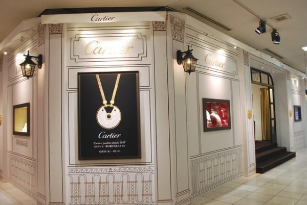 カルティエ貴重なアーカイブ32点と共に新宿伊勢丹で新作ジュエリー披露