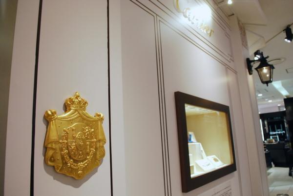 カルティエ貴重なアーカイブ32点と共に新宿伊勢丹で新作ジュエリー披露