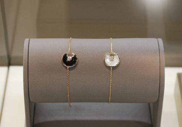 カルティエ貴重なアーカイブ32点と共に新宿伊勢丹で新作ジュエリー披露