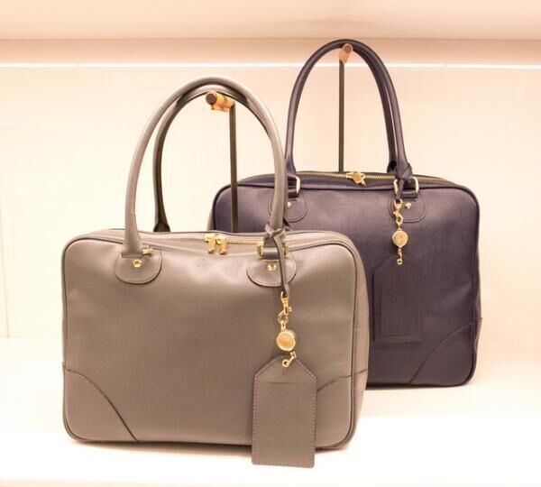 アプドは機能性も女性らしさも備えたビジネスバッグを展開する（B5サイズ/3万4,000円、A4サイズ/3万9,000円）