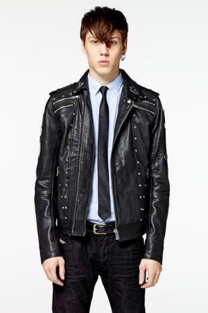 ドロップアウトしたプレッピールック。ディーゼル15SSプレ