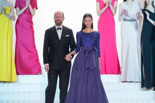 エスカーダが菜々緒、森星らとファッションショー開催