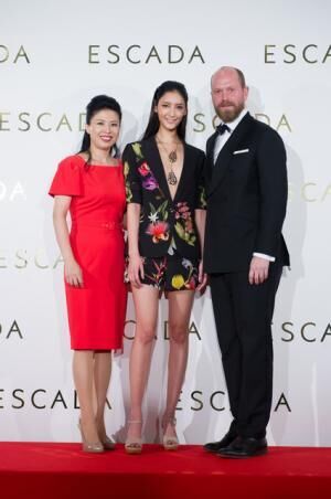 （左から）エスカーダファッションディレクターのダニエル・ウィンゲート、エスカーダ・ジャパン/エスカーダ・コリアCEOのセクロ・リー、菜々緒、