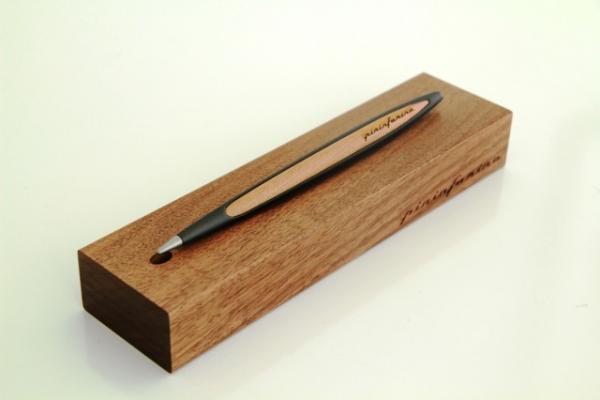 フェラーリの「ピニンファリーナ」インク不要で永久に書けるペンを開発