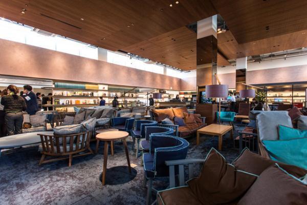 蔦屋書店の本棚を拡張した複合施設に。湘南T-SITEオープン