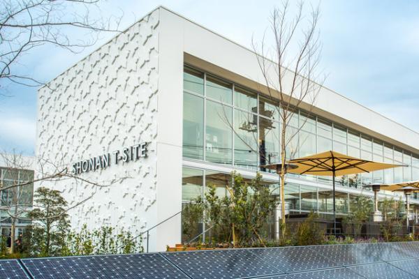 蔦屋書店の本棚を拡張した複合施設に。湘南T-SITEオープン