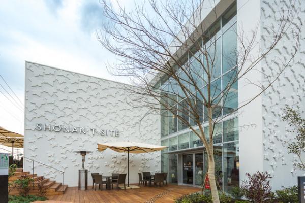 蔦屋書店の本棚を拡張した複合施設に。湘南T-SITEオープン