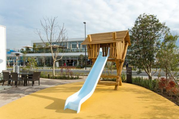 蔦屋書店の本棚を拡張した複合施設に。湘南T-SITEオープン