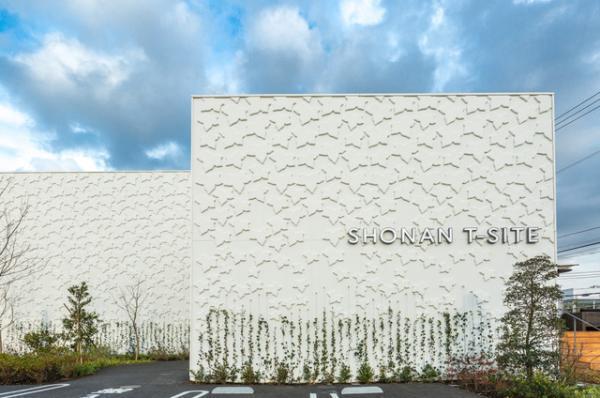 蔦屋書店の本棚を拡張した複合施設に。湘南T-SITEオープン