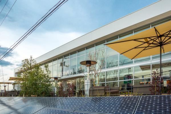 蔦屋書店の本棚を拡張した複合施設に。湘南T-SITEオープン