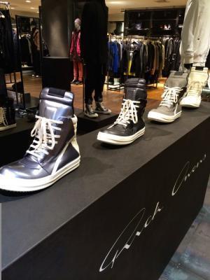 リック・オウエンス、15SSプレを一足早く伊勢丹で展開。注目は新色メタリックブラックスニーカー