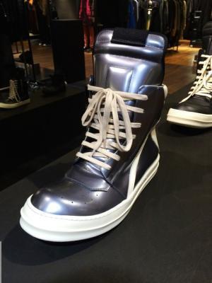 リック・オウエンス、15SSプレを一足早く伊勢丹で展開。注目は新色メタリックブラックスニーカー