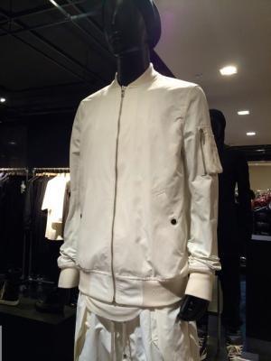 リック・オウエンス、15SSプレを一足早く伊勢丹で展開。注目は新色メタリックブラックスニーカー