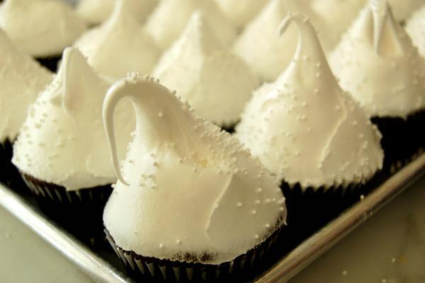 マグノリアベーカリーからクリスマス限定メニュー。サンタのカップケーキ、ストロベリーのホールケーキも