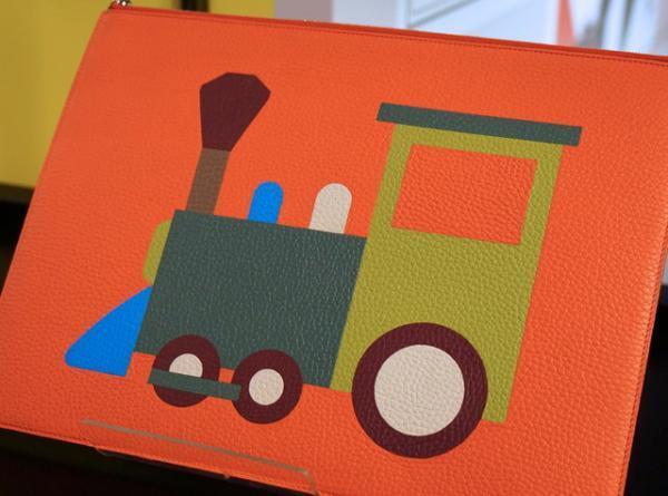 モワナ、新作「トレイン」のトランクショー。ファレルとのコラボが新宿伊勢丹に到着