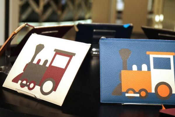 モワナ、新作「トレイン」のトランクショー。ファレルとのコラボが新宿伊勢丹に到着