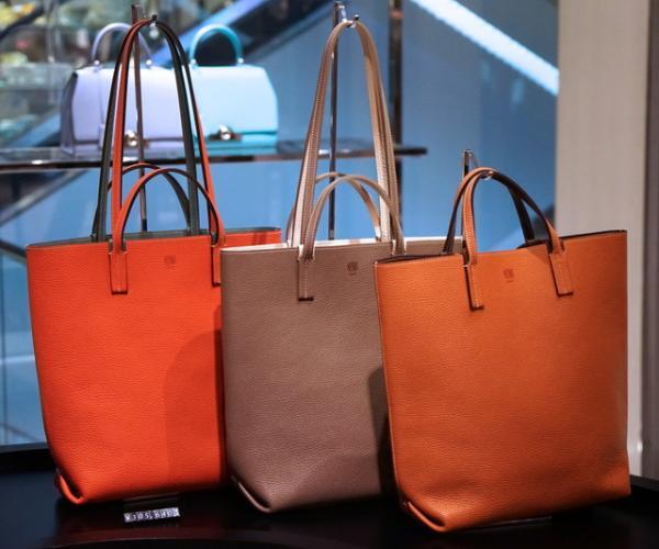 モワナ、新作「トレイン」のトランクショー。ファレルとのコラボが新宿伊勢丹に到着