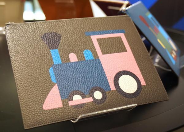 モワナ、新作「トレイン」のトランクショー。ファレルとのコラボが新宿伊勢丹に到着