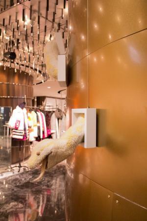 毒のあるクリスマスギフトを新宿伊勢丹が提案。妙にリアルな動物アイテムなど