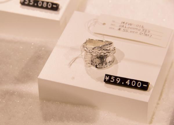 毒のあるクリスマスギフトを新宿伊勢丹が提案。妙にリアルな動物アイテムなど