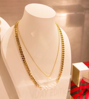 毒のあるクリスマスギフトを新宿伊勢丹が提案。妙にリアルな動物アイテムなど